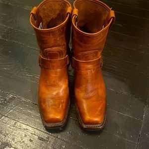 HOT FIND 🔥🤠 Frye Harness 8R Boot in size 7 1/2